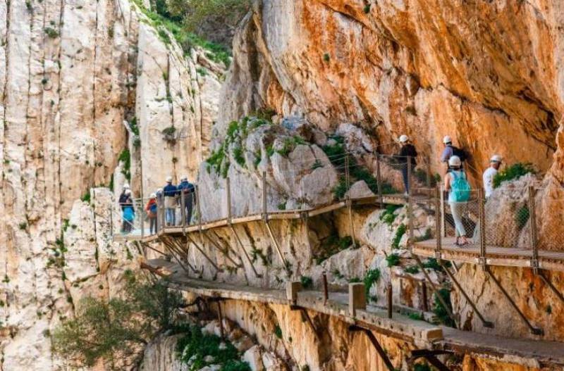 Terrifying near miss for elderly hiker on Caminito del Rey, Malaga