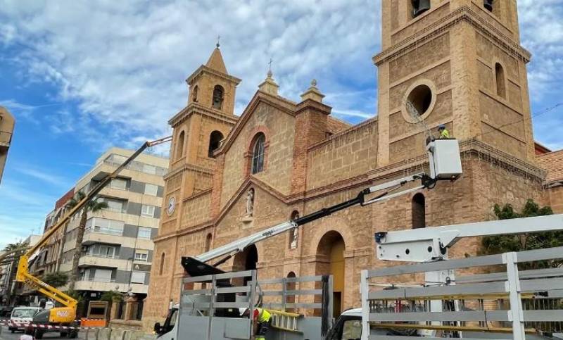 Torrevieja becomes the first Alicante town to install Christmas lights