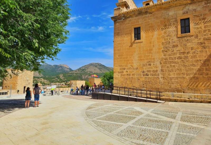 Caravaca revitalises Castle esplanade with traditional stone paving