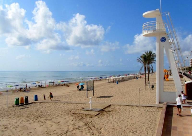 Guardamar invests €1.3 million in beach lifeguard and rescue services