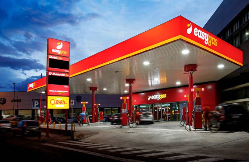 Spain petrol station workers announce strike during busy May bank holiday