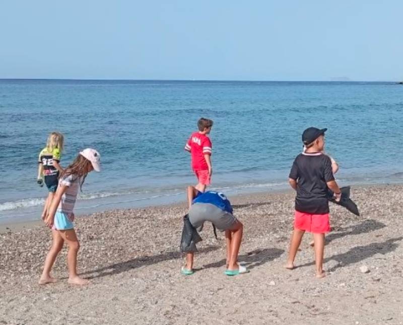 Isla Plana students roll up their sleeves for annual beach clean-up