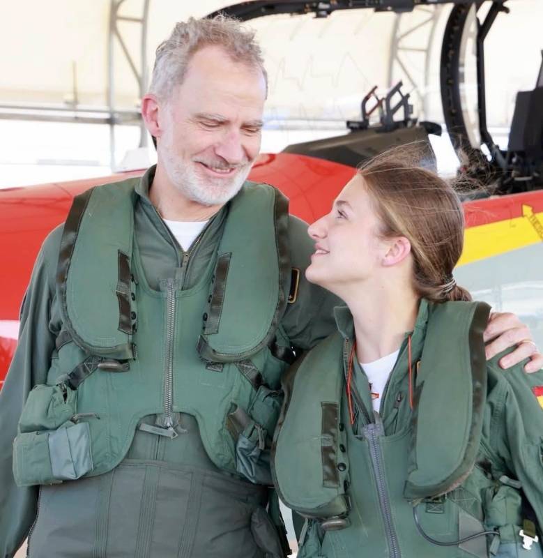 King Felipe VI and Princess Leonor take their first flight together in Murcia